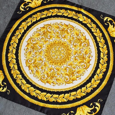 VERSACE スカーフ　額縁 GIANNI VERSACE silk neck scarf Baroque w/ Medusa pattern