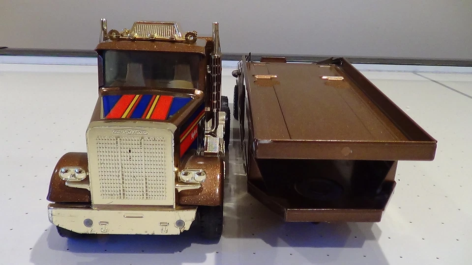 rare 1987 vintage NYLINT Freightliner semi truck gold Muscle Mover car carrier - Image 3 of 4