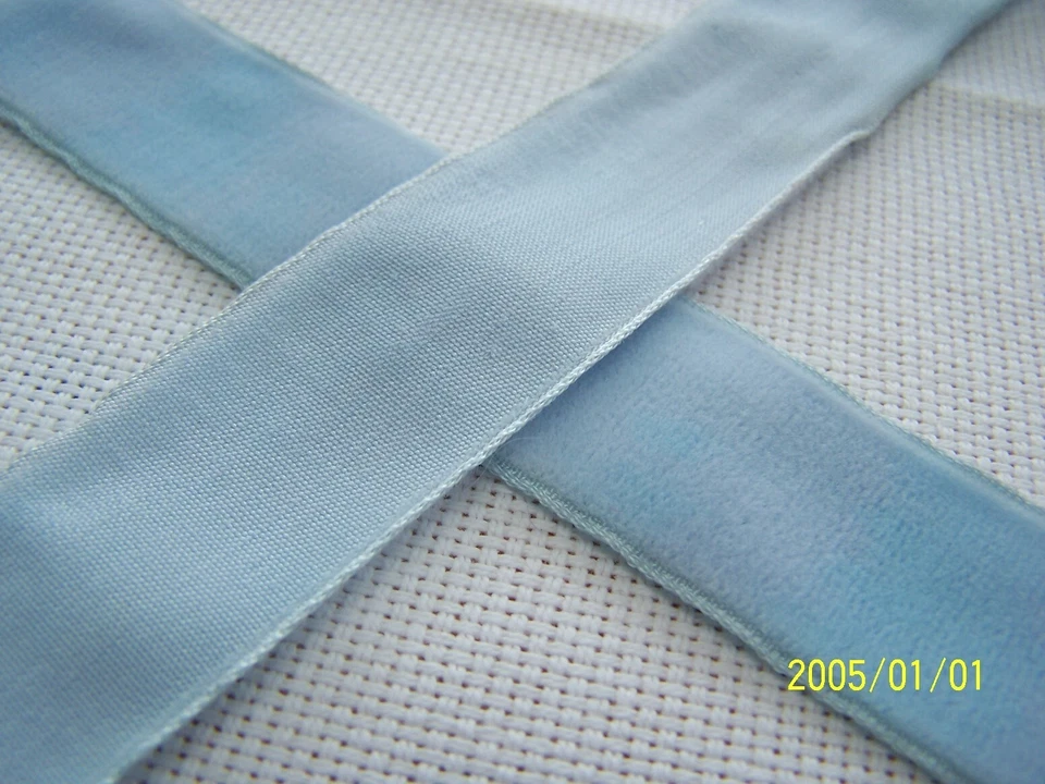 Ancien ruban en velours ras. Couleur bleu ciel.  Vendu au mètre. Réf N°313 - Photo 3/4