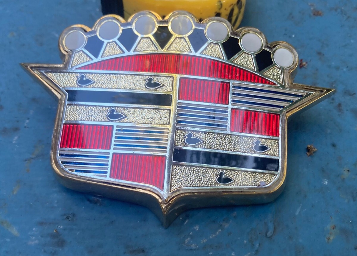 金メッキゴールドキャデラック 1952-1953 Cadillac Trunk Crest and Gold Plated Metal Bezel Plastic