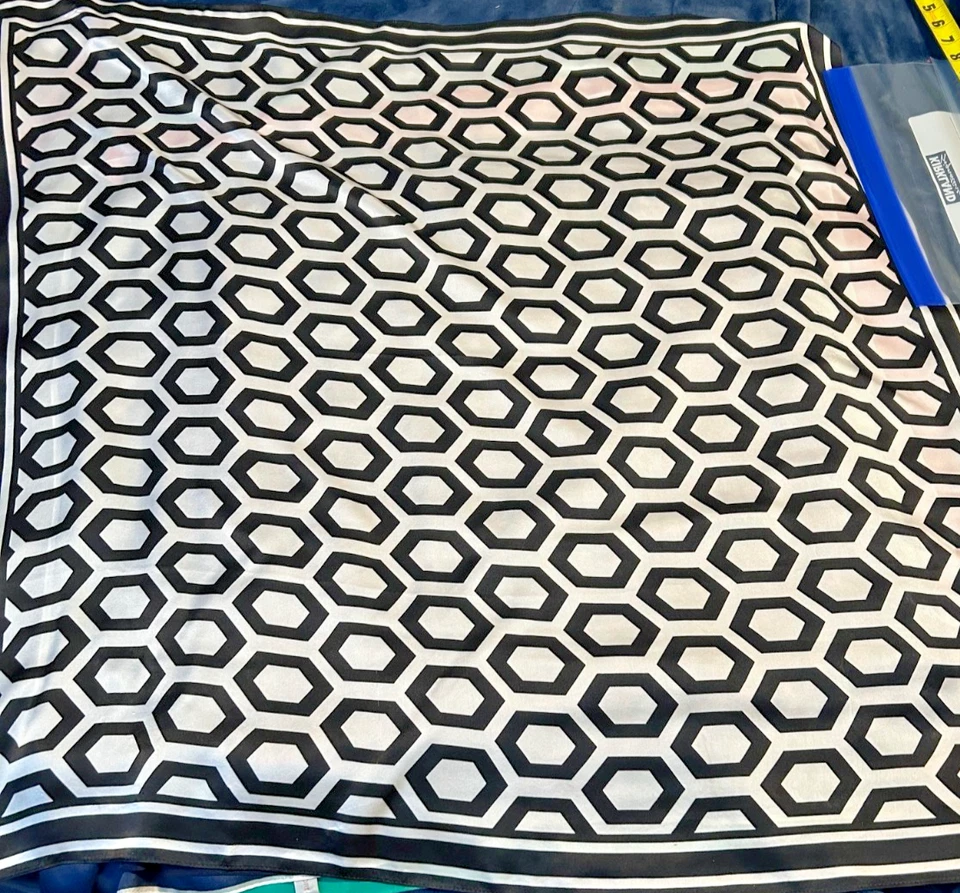 Bufanda vintage cuadrada grande de 34 pulgadas con estampado geométrico blanco y negro - seda Foto 2 de 4