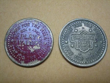 RED SHOWBIZ PIZZA PLACE BRASS TOKEN CHUCK E CHEESE 