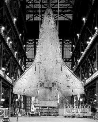 UNDERBELLY OF SPACE SHUTTLE DISCOVERY IN THE VAB @ KSC  8X10 NASA PHOTO (SP-084)