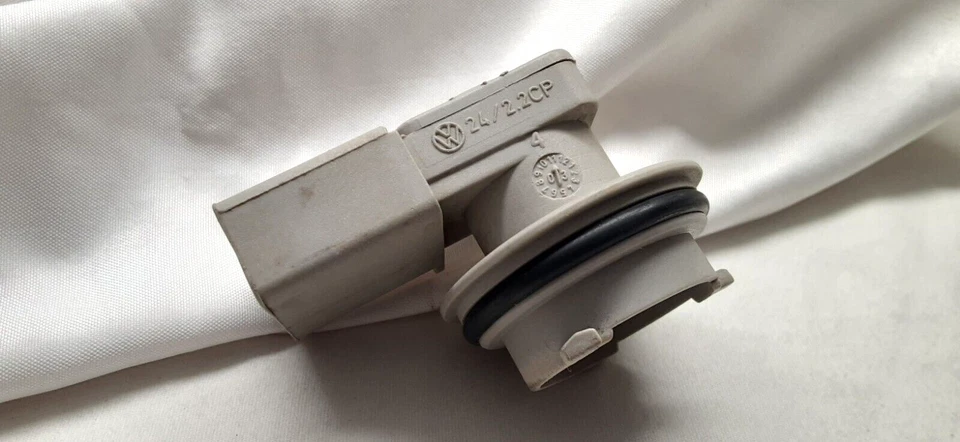 VOLKSWAGEN BEETLE 1999-2010 GRIS 3 PINES INTERMITENTE TOMA ORIGINAL VOLKSWAGEN Foto 3 de 4