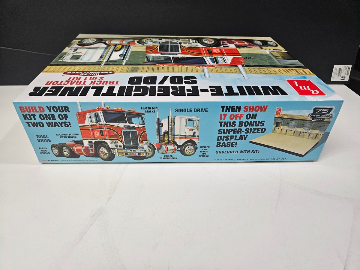 AMT 1046 White-Freightliner SD/DD 2 in 1 Model Kit Semi
