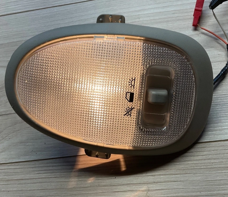 Saturn Vue 2002-2007 techo superior centro lectura cúpula mapa luz lámpara OEM Foto 2 de 4