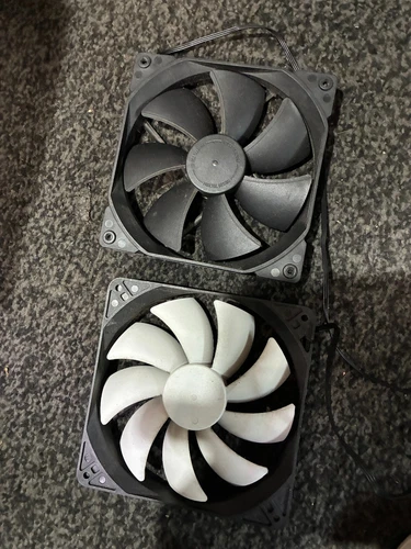 2x Fractal design 3 Pin 140mm Case Cooling Fans