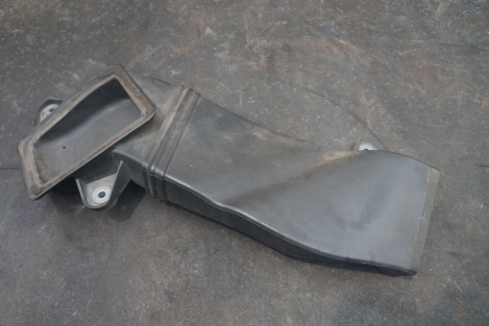 Right Engine Air Conveyor Duct 407129520 OEM Lamborghini Gallardo 2010