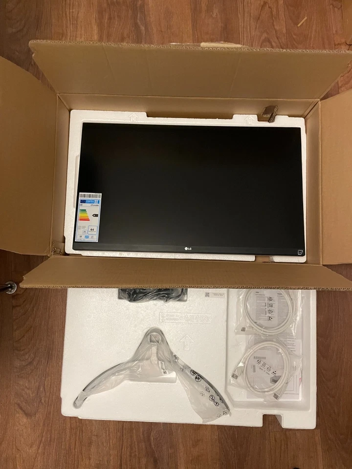 LG 27UL850 27" 4K UHD IPS Monitor – White – Complete - Image 2 of 2