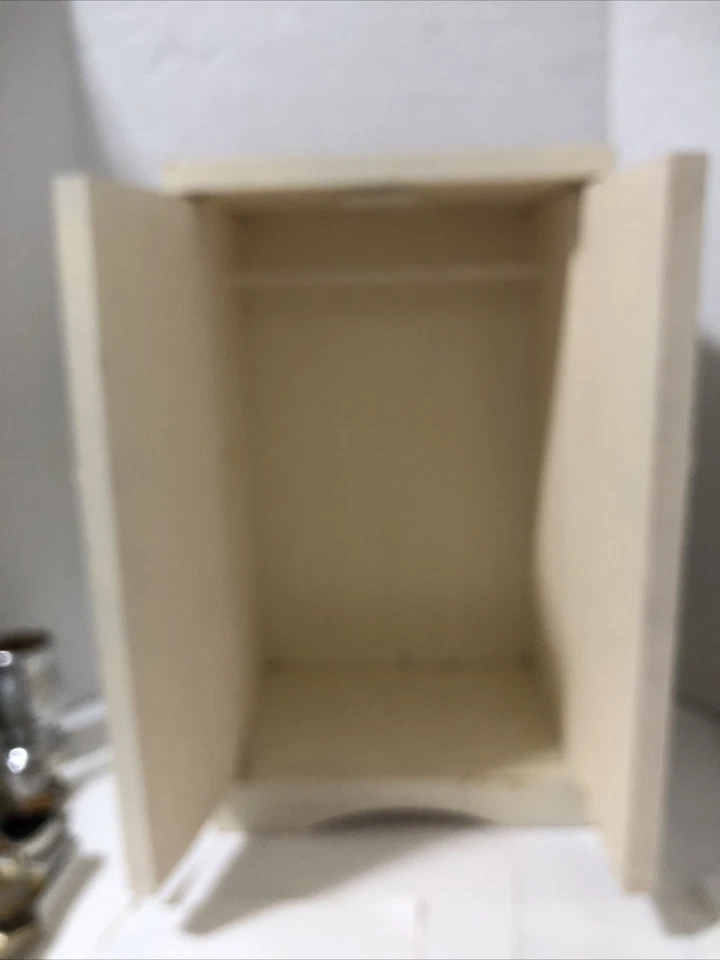 Armario Betty Boop de madera rústico vintage blanco envejecido de 2 puertas Foto 2 de 4