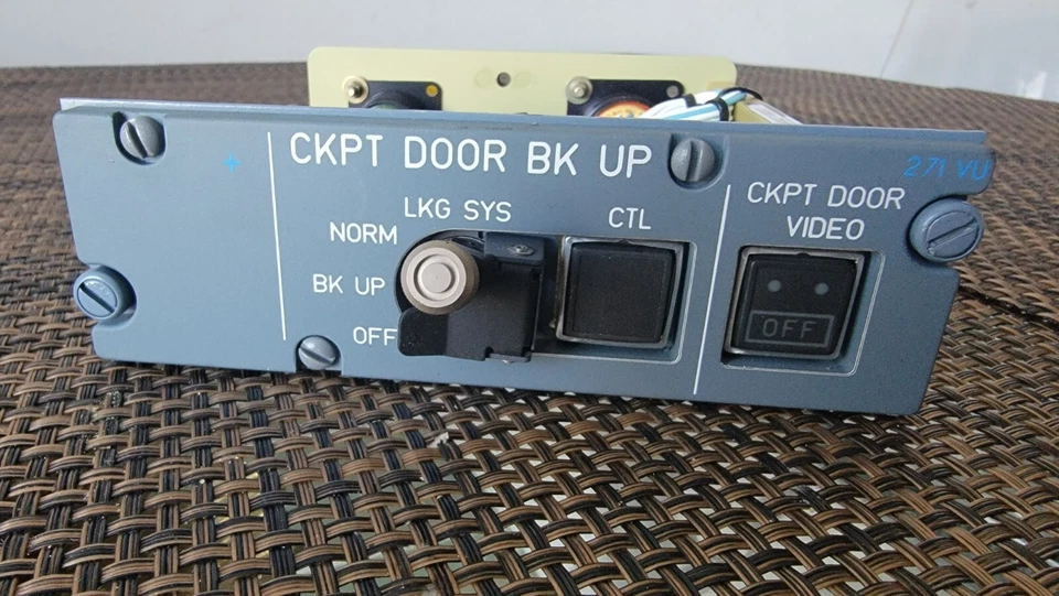 PANEL DE CONTROL AIRBUS 340, PUERTA CABINA BK UP - P/N: F9550027100397 - NUEVO Foto 3 de 4