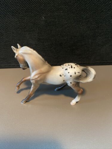 1999 Breyer Reeves Horse Figurine Toy Gray White Black Spots 2.5 Miniature _6014 - Afbeelding 1 van 5