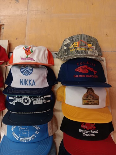 Casquette Destroyed Brim Oval Patch by Von Dutch --> Chapeaux