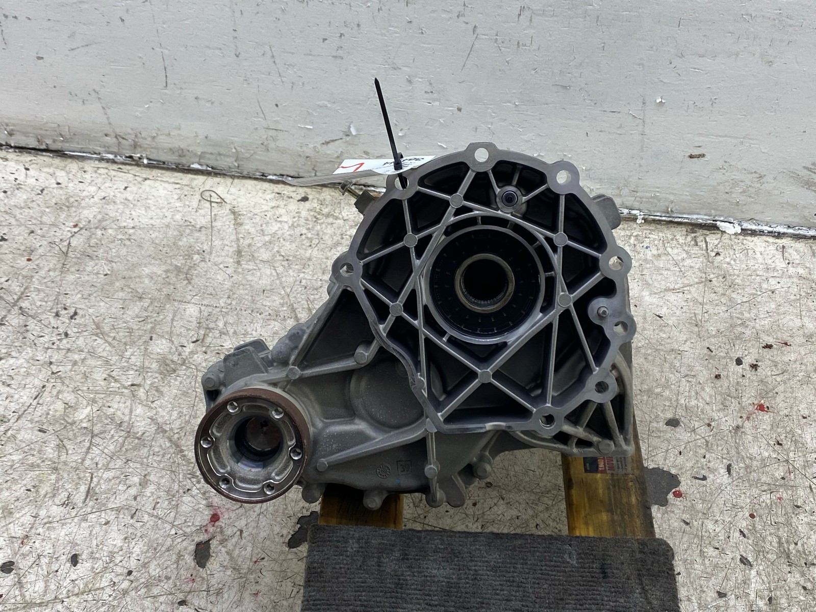 2017-2024 MASERATI LEVANTE OEM 3.0L AWD TRANSFER CASE W/ BRACKET 06701541350