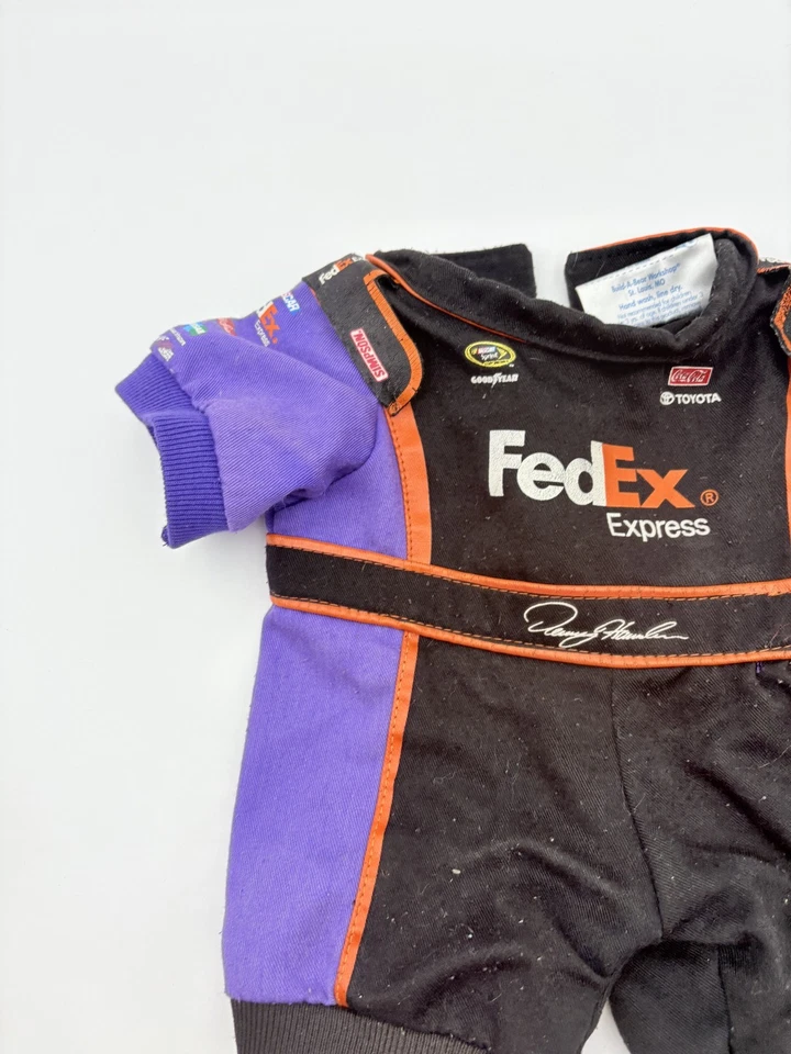 Traje de carreras púrpura Fedex Nascar Express Denny Hamlin Build A Bear para conductor Foto 3 de 4