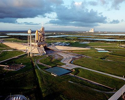 SPACE SHUTTLE DISCOVERYAERIAL VIEW LAUNCH COMPLEX 39A - 8X10 NASA PHOTO (BB-612)