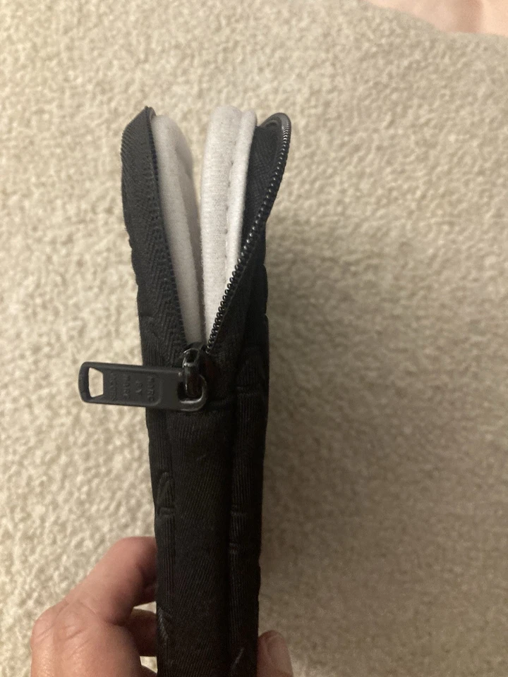 Estuche acolchado para tableta MARC by Marc Jacobs Dreamy negro con logotipo de neopreno con cremallera superior Foto 4 de 4