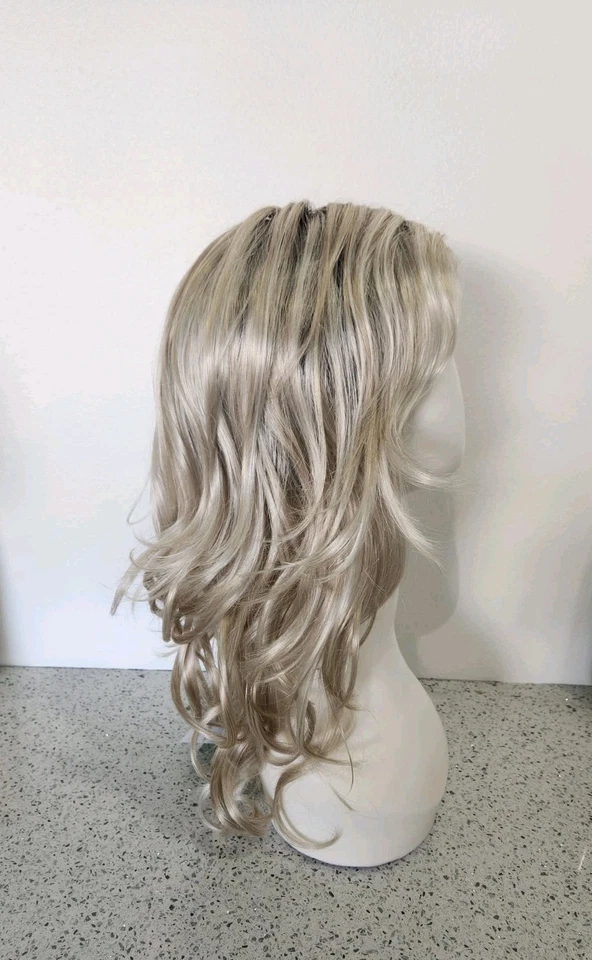 Peluca de mujer Orchid by ESTETICA Designs SUNLIT rubia encaje frontal largas ondas en capas Foto 4 de 4