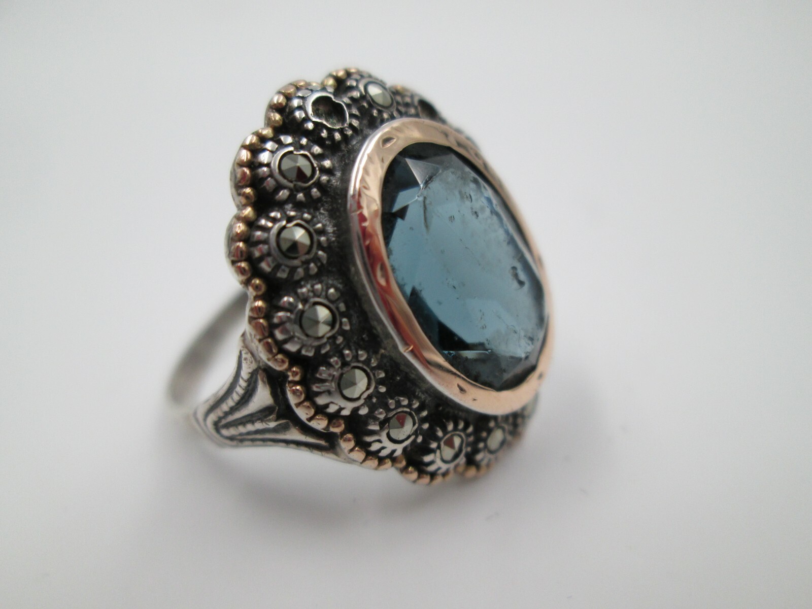 Sortija mujer. Plata ley y cerco oro. Marquesitas y gema azul. 1970 - Imagen 2 de 5
