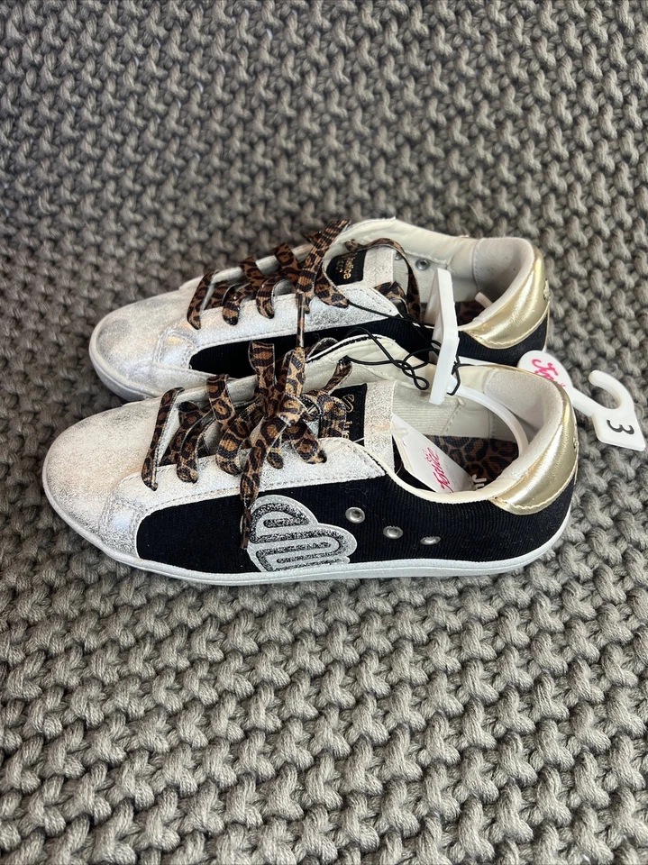 Nuevo con etiquetas Tenis Justice Plateados y Negros Corte Baja Moda Niñas Talla 3 Jóvenes Foto 3 de 4