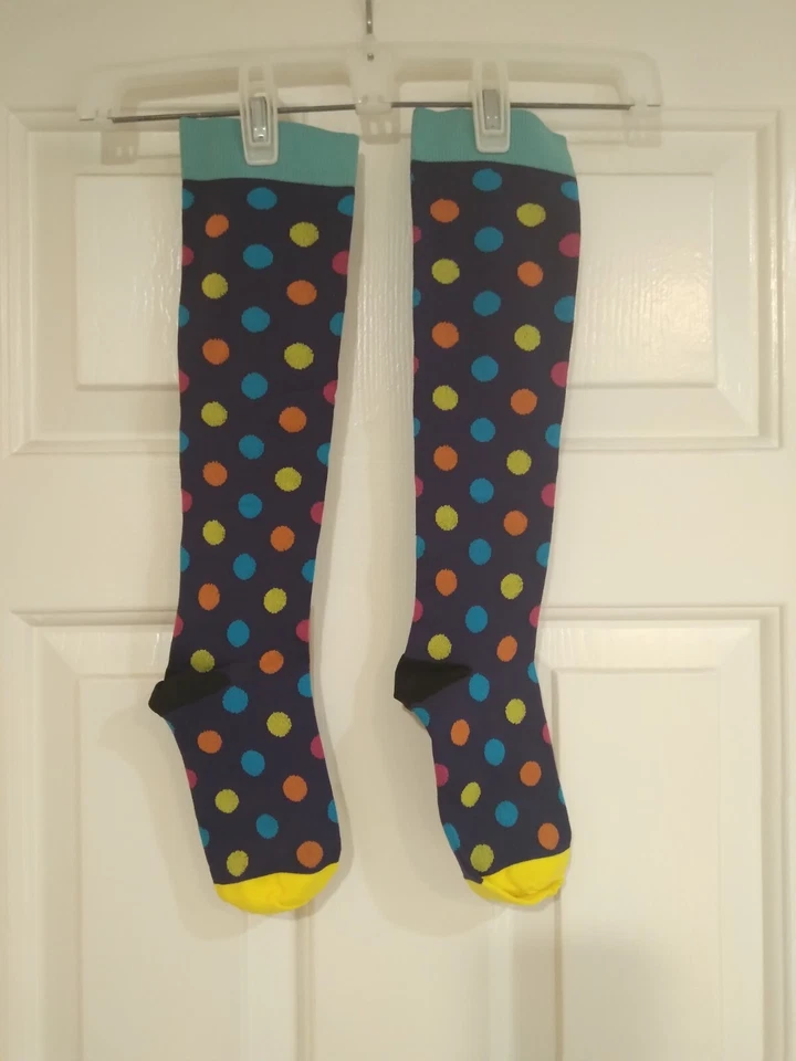 Calcetines hasta la rodilla para mujer con patrón de lunares talla S/M Foto 2 de 4