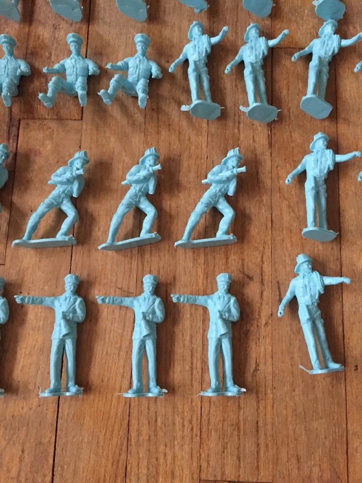 Lote De 58 Figuras De Bomberos Y Policías De Colección Plástico Azul 3 1/2 Pulgadas Foto 3 de 4