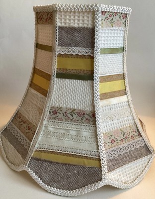 Vintage maßgefertigter handgefertigter Multi Stoff Glocke Jakobsmuschel geflochtener Tischlampenschirm 