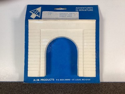 Monroe Models HO Concrete Tunnel Portal, Groved Face Single Track #116