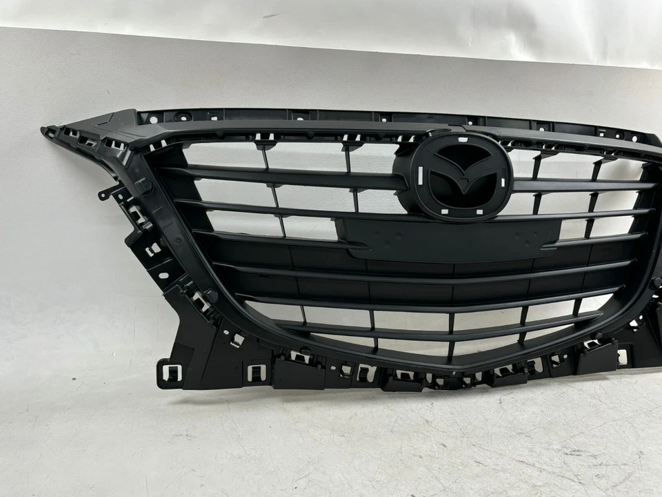 Montaje de rejilla deportiva Mazda 3 2014-2016 OEM PARRILLA CENTRAL DELANTERA SUPERIOR BJS7-50712 Foto 4 de 4