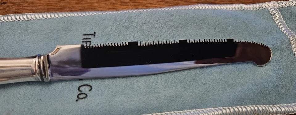 CUCHILLO DENTADO TIFFANY & CO. FANEUIL PLATA ESTERLINA ¡PERO TENGO UN TOTAL DE CUATRO! Foto 3 de 4