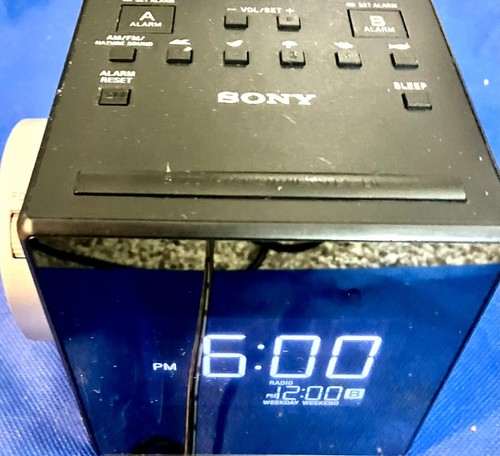 Sony ICF-C1PJ AM/FM Clock Radio Nature Sounds & Time Projection Alarm Clock - Picture 2 of 8
