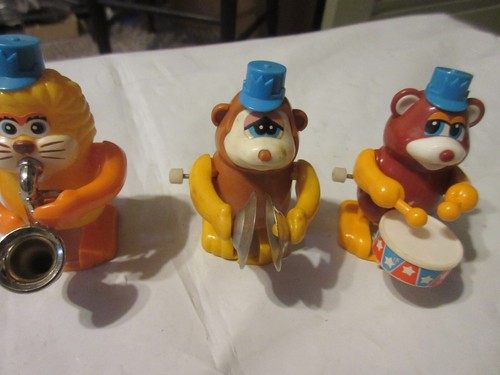 3 Vintage Tomy Not So Grand Band Wind Up Toy Monkey with Cymbals 1970's Drums - Picture 4 of 19