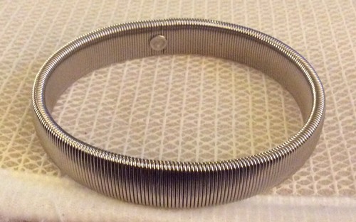 Stretch Rubber Silver Color Bracelet In Excellent Condition. - Picture 5 of 9