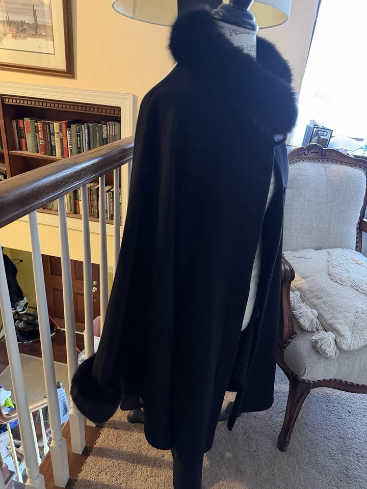 Poncho capa lã misturada com acabamento de raposa preta - Imagem 4 de 4