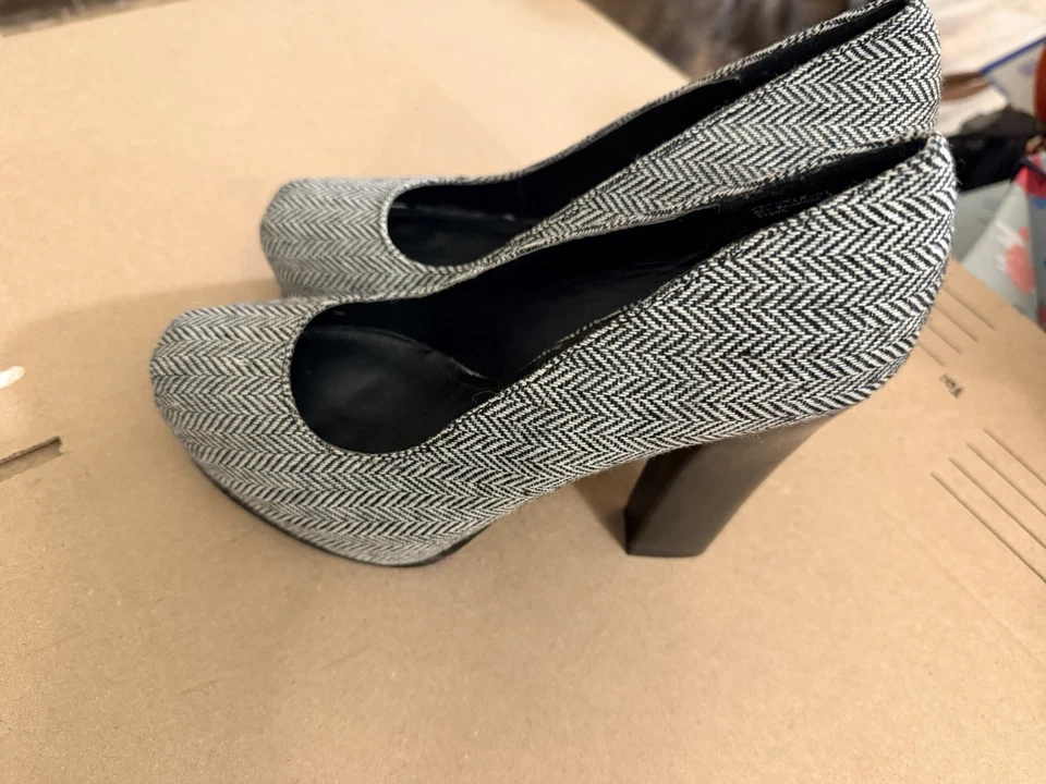 竹制 7.5 码黑色/白色人字形厚底高跟鞋,圆头,粗跟 — 第 2/4 张图片