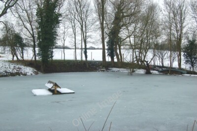 Foto 6x4 Frankton Fischteich gefroren Ein eisbedeckter Teich in Frankton. This c2010