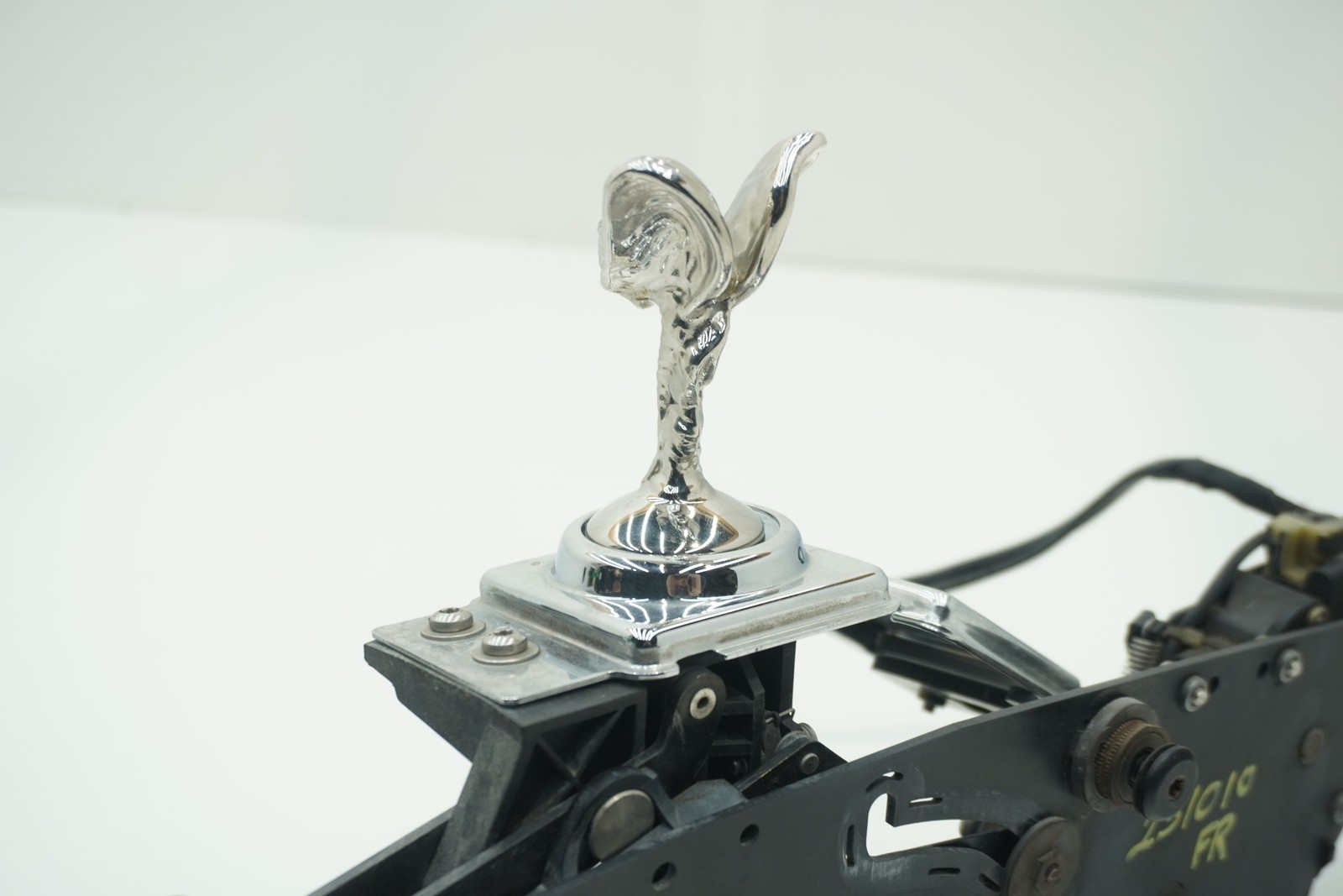 Spirit Of Ecstacy Retractable Ornament OEM 5113728541 Rolls Royce Phantom Vii 06