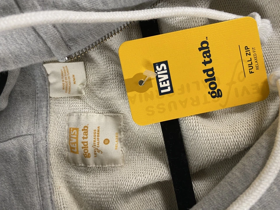 Sudadera con capucha Levi's gris con cremallera y lengüeta dorada para hombre, exclusiva de sitio web mediano de EE. UU. Foto 4 de 4