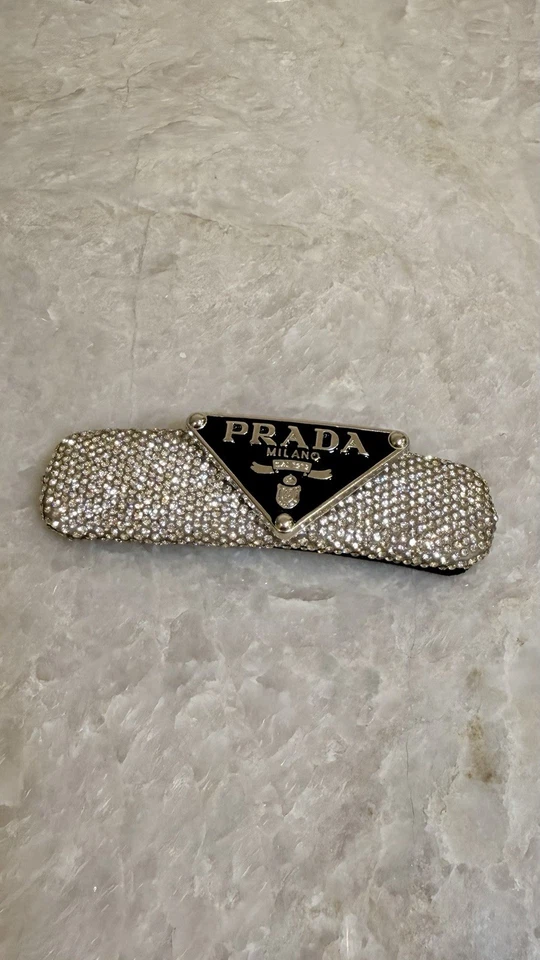 Clip de pelo de cristal Prada logotipo triángulo plata estrás pasador Foto 2 de 3