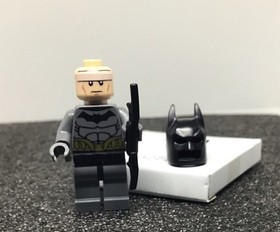 NEW LEGO 76012 BATMAN Minifigure Cape 2 Sided Head Dark Suit Gold Belt sh0089
