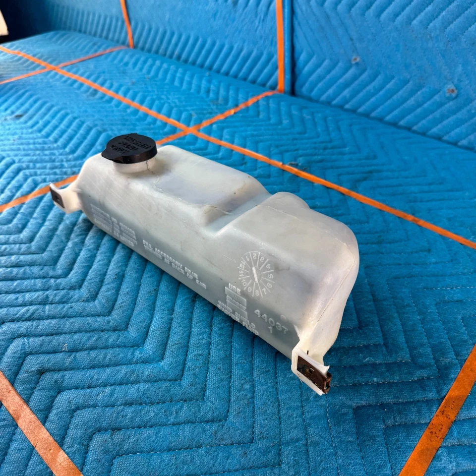 89–91 CHRYSLER TC MASERATI 46K бак резервуара жидкости омывателя ветрового стекла с насосом изготовитель оборудования - Изображение 4 из 4