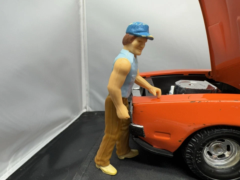 VTG ERTL 1981 DUKES oF HAZZARD GENERAL LEE 1969 CHARGER 1:18 Plus Action Figures - Image 2 of 4