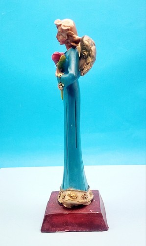 Estatuilla de ángel ""Fe"" base marrón azulada y dorada, rosas sosteniendo ángeles - Imagen 4 de 8