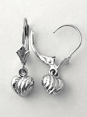14K Weißgold 3D Herz Ohrring mit Hebelverschluss. Breite: 5 mm Länge: 7/8'' E2216-65