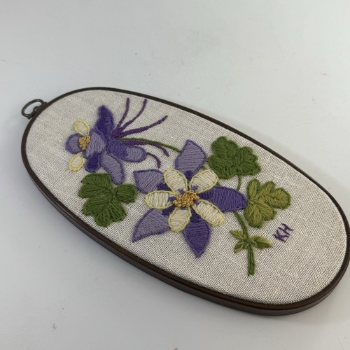Vintage Hand-Embroidered Columbine Floral Wall Art 9” Oval Frame Signed KH - Picture 2 of 9