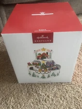 Hallmark Keepsake North Pole Village Magic Christmas Table Top Decoration NIB