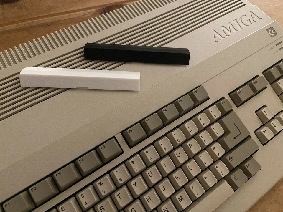 Amiga 500 Expansion Port Cover - Commodore - left side port cover - Image 4 of 4