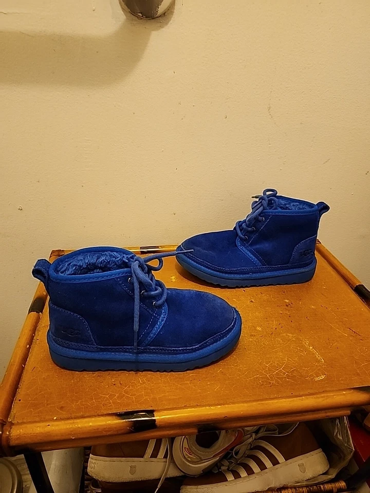 BOTAS CHUKKA NUEVAS UGG NIÑO NEUMEL II AZUL REAL TALLA 1Y, MODELO # 1017320T Foto 2 de 4
