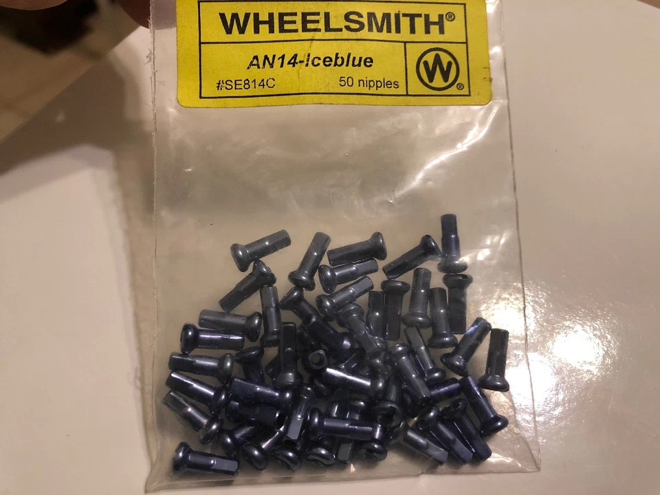 Pezones de radios de aleación de aluminio azul hielo Wheelsmith AN14 - Paquete de 50 Foto 3 de 4