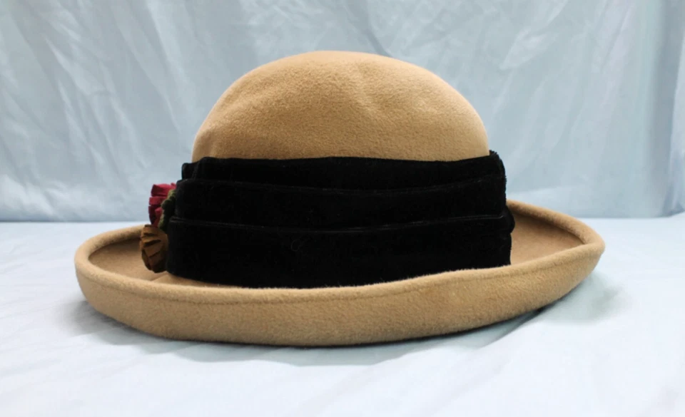 SOMBRERO DE FIELTRO DE LANA KATHY LUKER Hecho a Mano Bronceado Banda Ancha con FLORES Ala Enrollada Foto 3 de 4